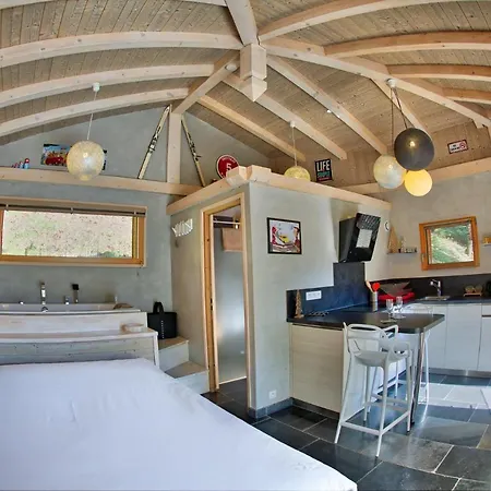 Dans Les Arbres Bed & Breakfast